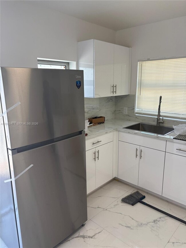 Building Photo - 300 NW 16th St