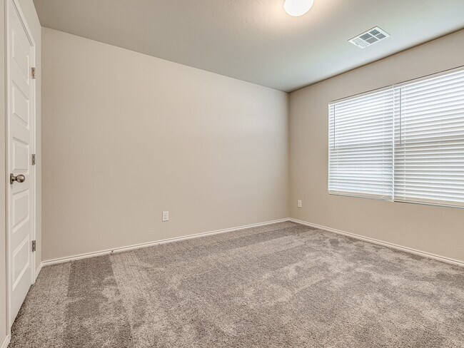 Building Photo - 629 W Lola Dr