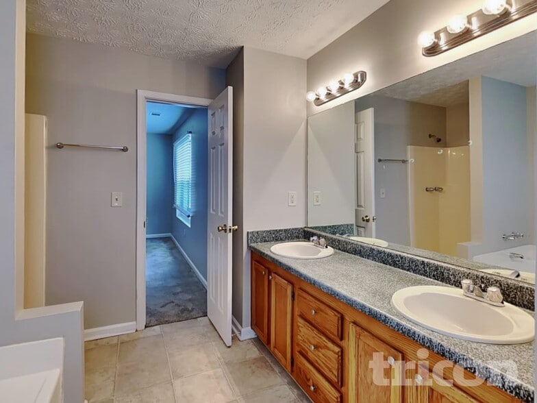 Building Photo - 1475 Watercrest Cir