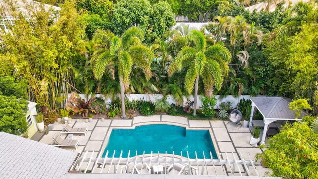 Building Photo - 309 NE 8th Ave