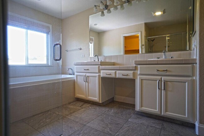 Building Photo - 1074 Vineyard Dr