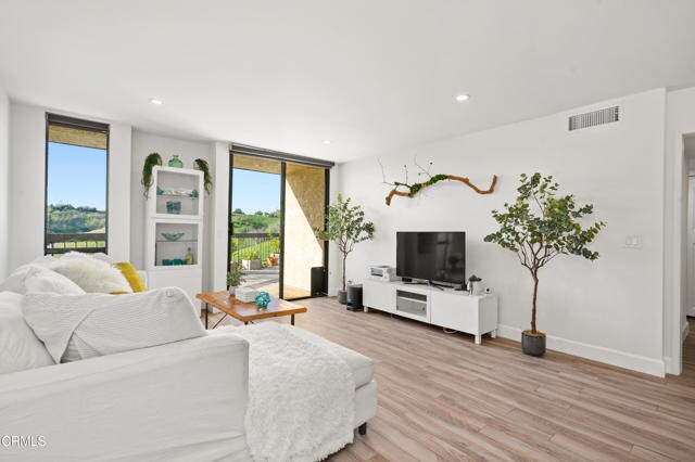 Building Photo - 4239 Vía Arbolada