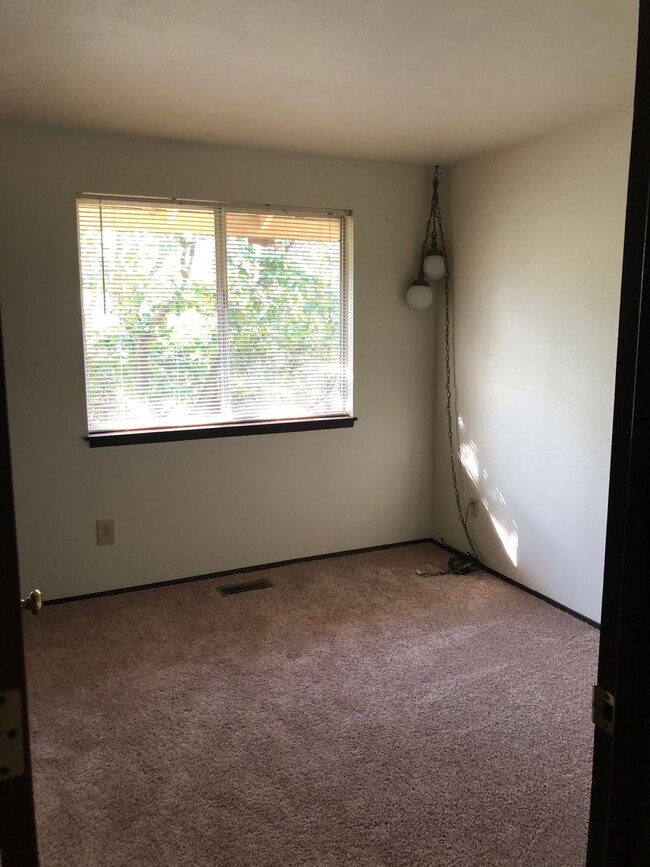 Building Photo - Find Your Sunshine in NW Corvallis! ??