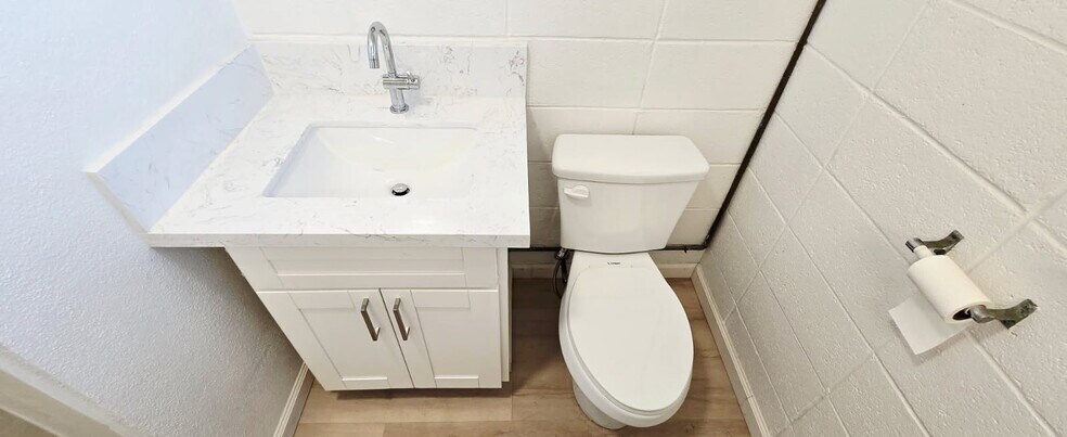 Building Photo - 909 University Ave