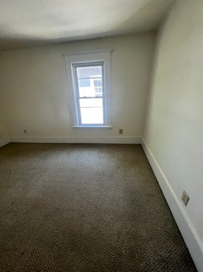 Building Photo - 52 Hickok Pl