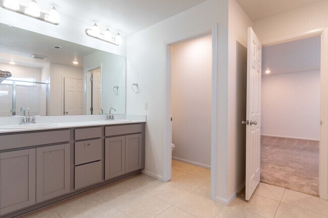 Building Photo - Available NOW! 4 Bedroom 3 Bath Beautiful Home