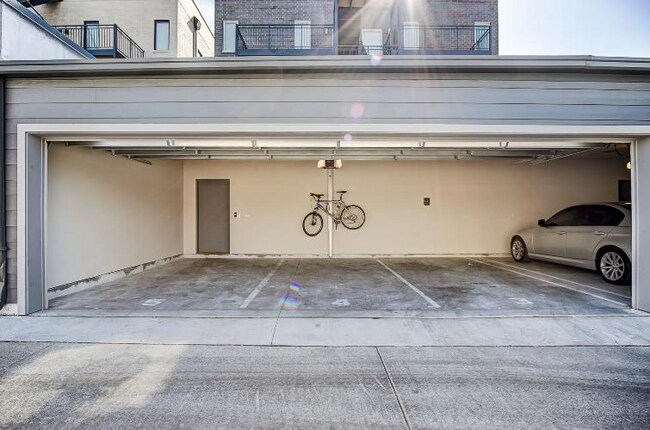 Building Photo - 2518 W Addison St