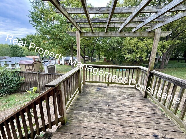 Building Photo - 3 Bedroom Split-Level Home in Sought-After...
