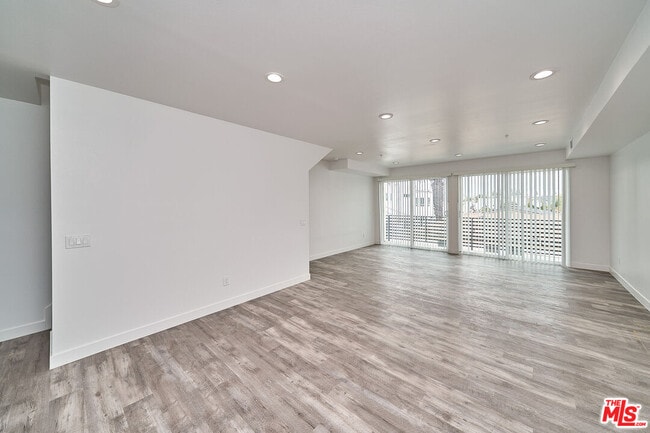 Building Photo - 603 W 41st Pl