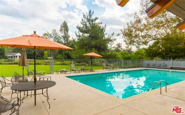 Building Photo - 1290 Clubhouse Dr