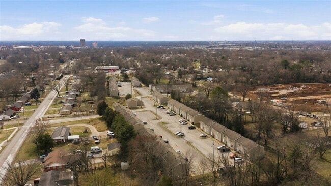 Building Photo - 1225 N Lee Dr