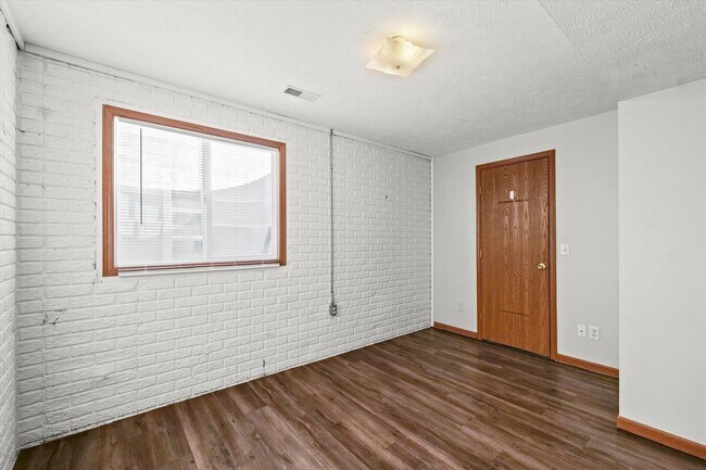 Building Photo - Modern Comfort & Space