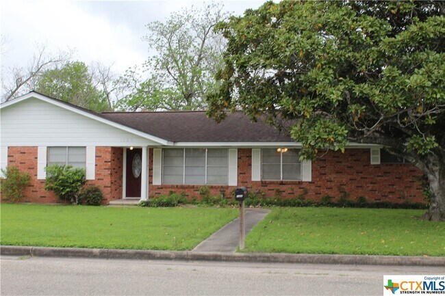 Primary Photo - 1322 N Ave A