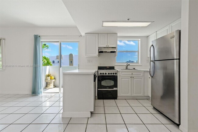 Building Photo - 3052 SW 27th Ave