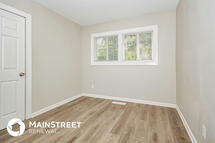 Building Photo - 2813 Falcon Dr