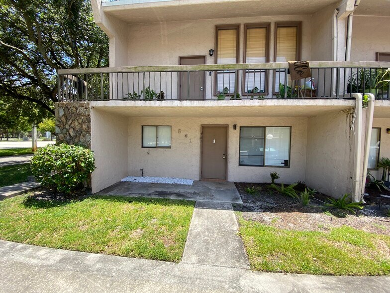 Building Photo - 581 N University Dr