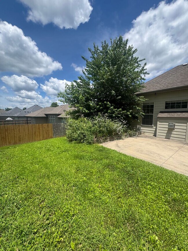 Building Photo - 3 bedroom 2 bath house w/ 2 car garage