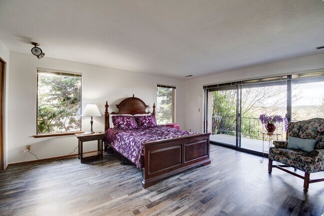 Building Photo - 3 Bedroom 2.5 bathroom spacious home with views of marina and downtown Oak Harbor