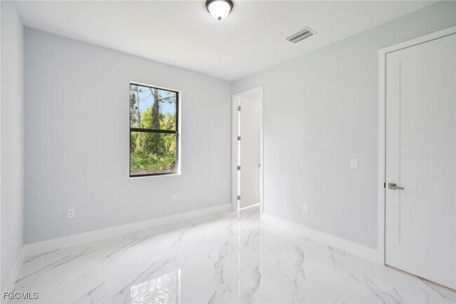 Building Photo - 872 Spaulding St E