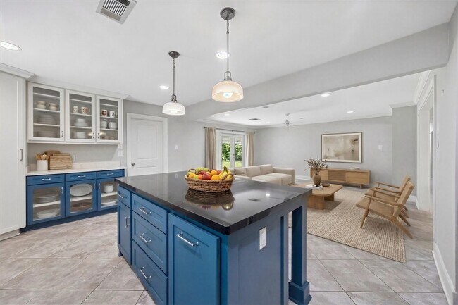 Building Photo - 10303 Greenwillow Dr