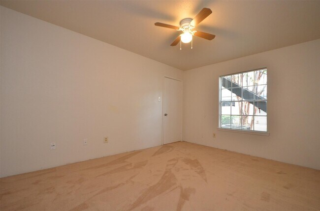 Building Photo - 9700 Leawood Blvd