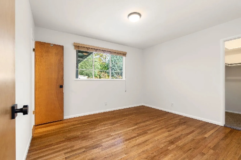 Building Photo - 5651 N Bryn Mawr St