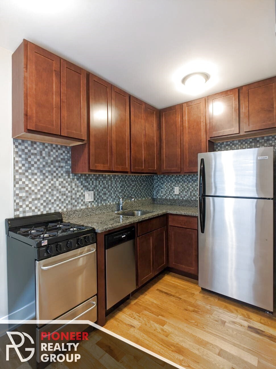 Building Photo - 429 W Roscoe St