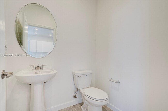 Building Photo - 2728 SE 24th Ct