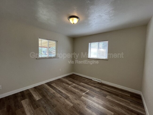 Building Photo - 543 S 1st Way