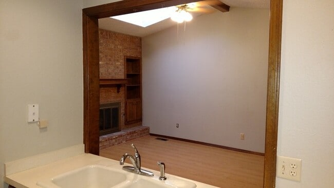 Building Photo - 2 Bedroom 2 Bathroom Townhome Fairfield Gr...