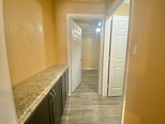 Building Photo - 4 Bed 2 Bath Home Now Available!