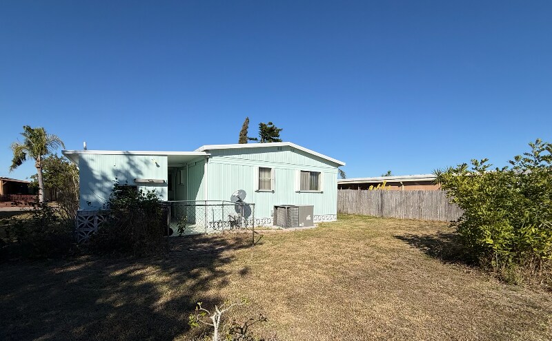 Building Photo - 204 52nd Ave Terrace E