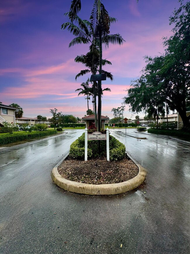 Building Photo - 10008 Twin Lakes Dr