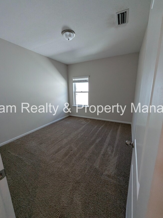 Building Photo - 100 Golden Fern Dr