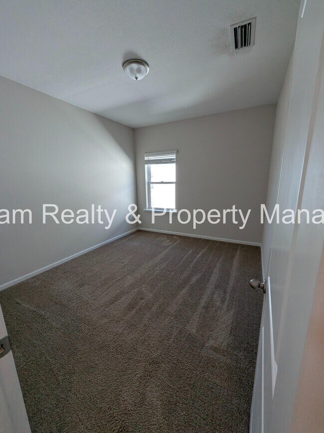 Building Photo - 100 Golden Fern Dr