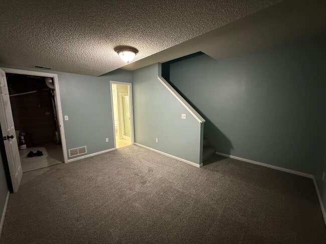 Building Photo - Updated 2 Bed, 2.5 Bath Apple Valley Townh...