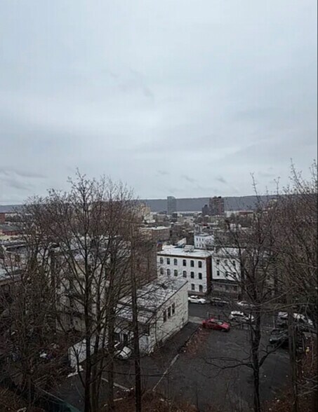 Building Photo - 25 Riverview Pl