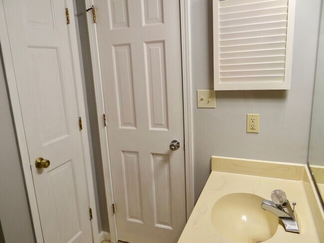 Building Photo - 2 bedroom unfurnished LONG TERM RENTAL in Fairway Ridge