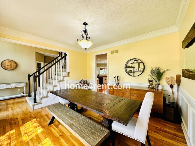 Building Photo - Beautiful Four Bedroom Home in a Quiet Neighborhood w/ an Updated Kitchen, Wood Floors, and a Fin...