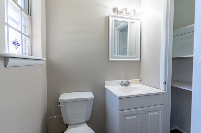 Building Photo - Midwest City Rent to Own!