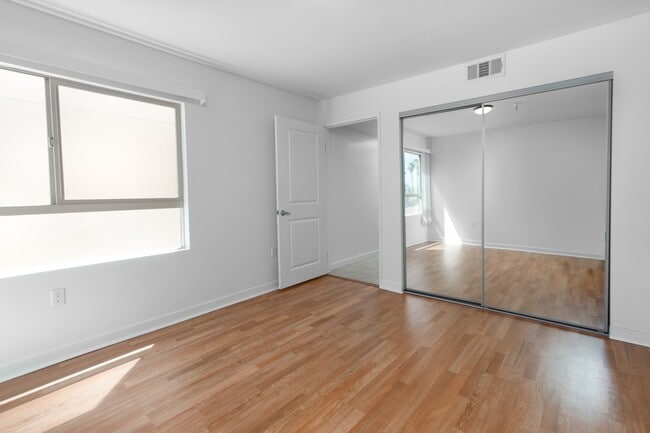 Building Photo - 13429 Vanowen St