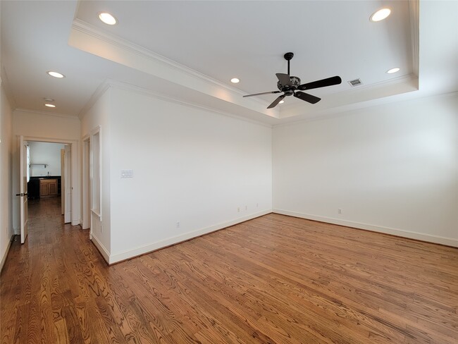 Building Photo - 704 E 9th St