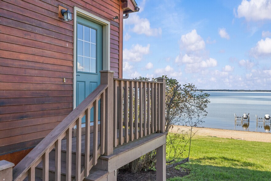 Building Photo - 185 Thayer Bay Rd