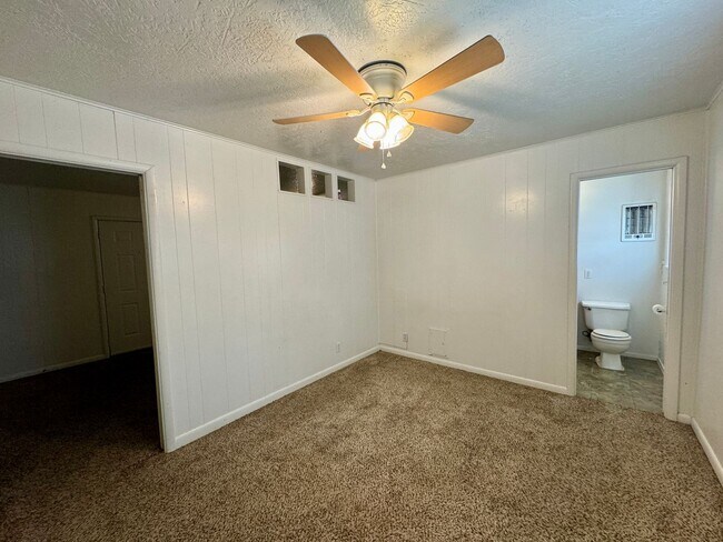 Building Photo - Spartanly Furnished Apartment 5 Miles to S...