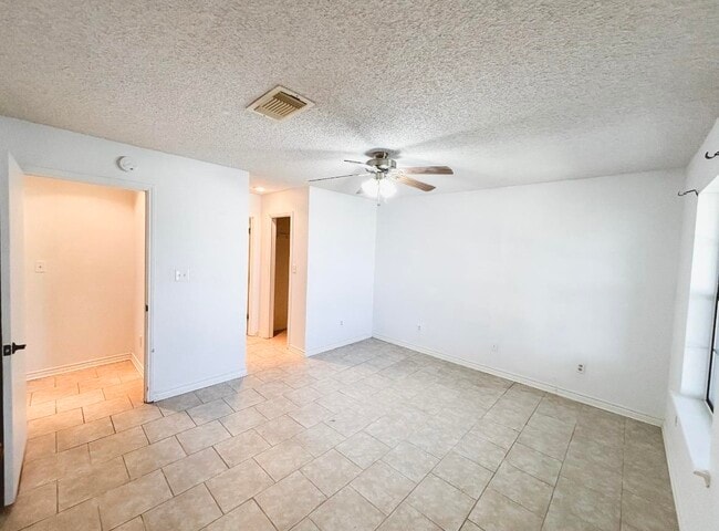 Building Photo - 412 Short Circuit