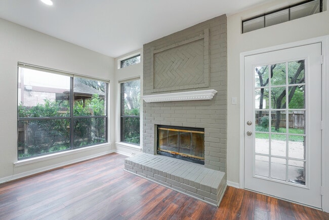 Building Photo - 903 Oaklands Dr