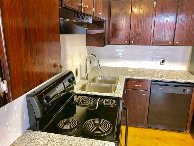 Building Photo - 115 E Tyler