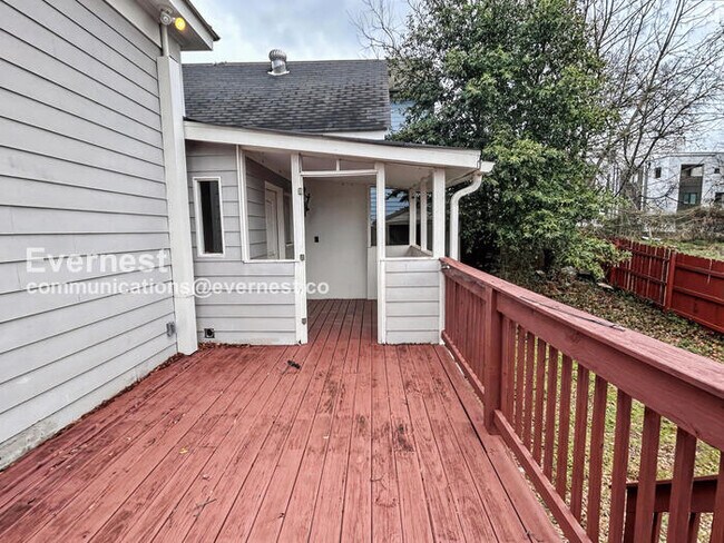 Building Photo - 2 Bed/2 Bath Home with Fenced Yard / Pet-Friendly / Available Now!