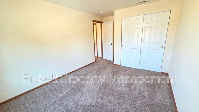 Building Photo - 6710 Takota Pl NE