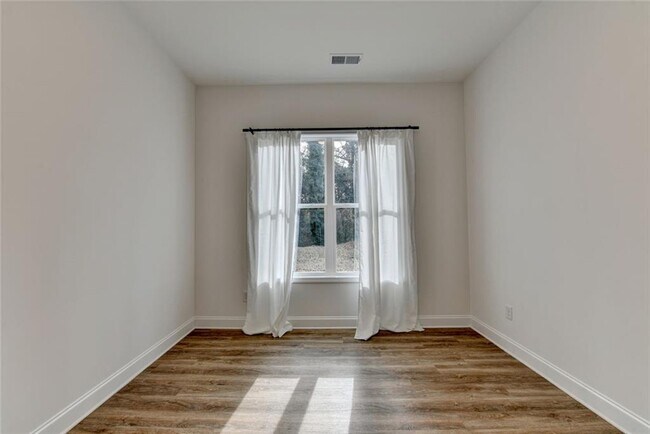 Building Photo - 1329 Davis St